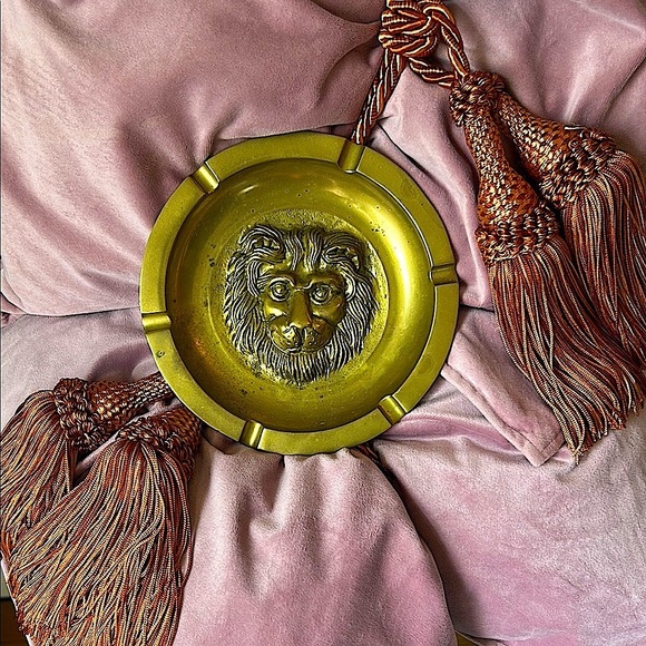 Vintage Brass Lion Ashtray – Statement Piece for Bar Carts & Decor - Picture 11 of 12
